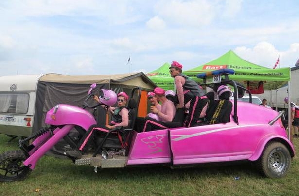 Roze trike wint Zwarte Cross